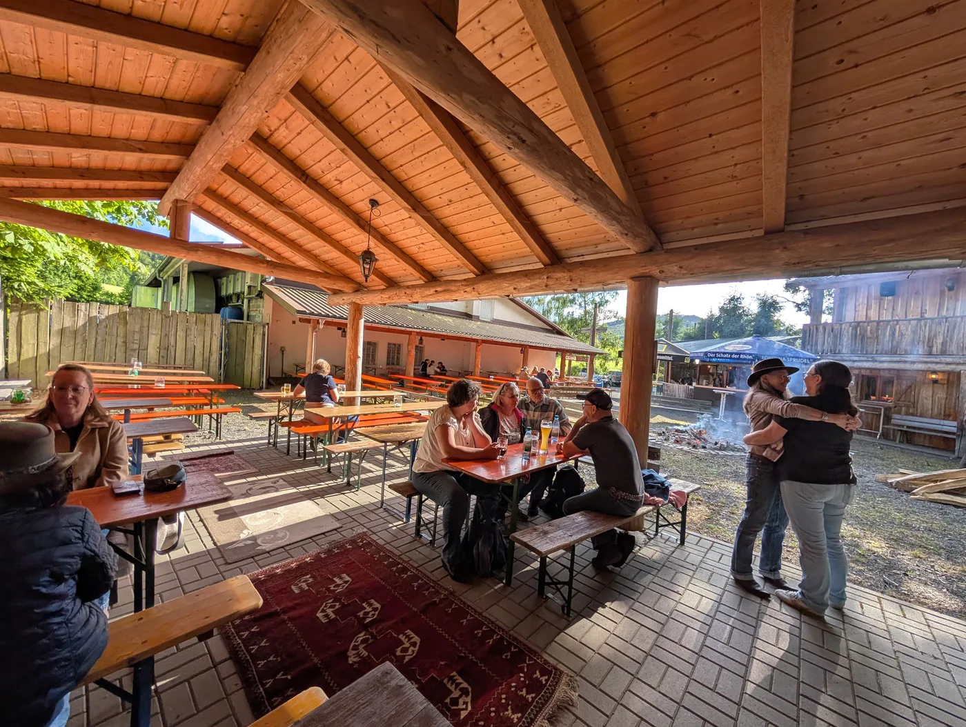 Gemütliches Beisammensein im überdachten Pavillon